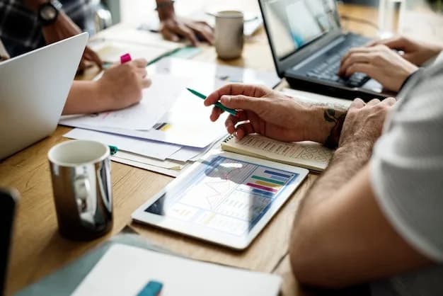 Echipă de consultanți analizând documente pentru Start-Up Nation